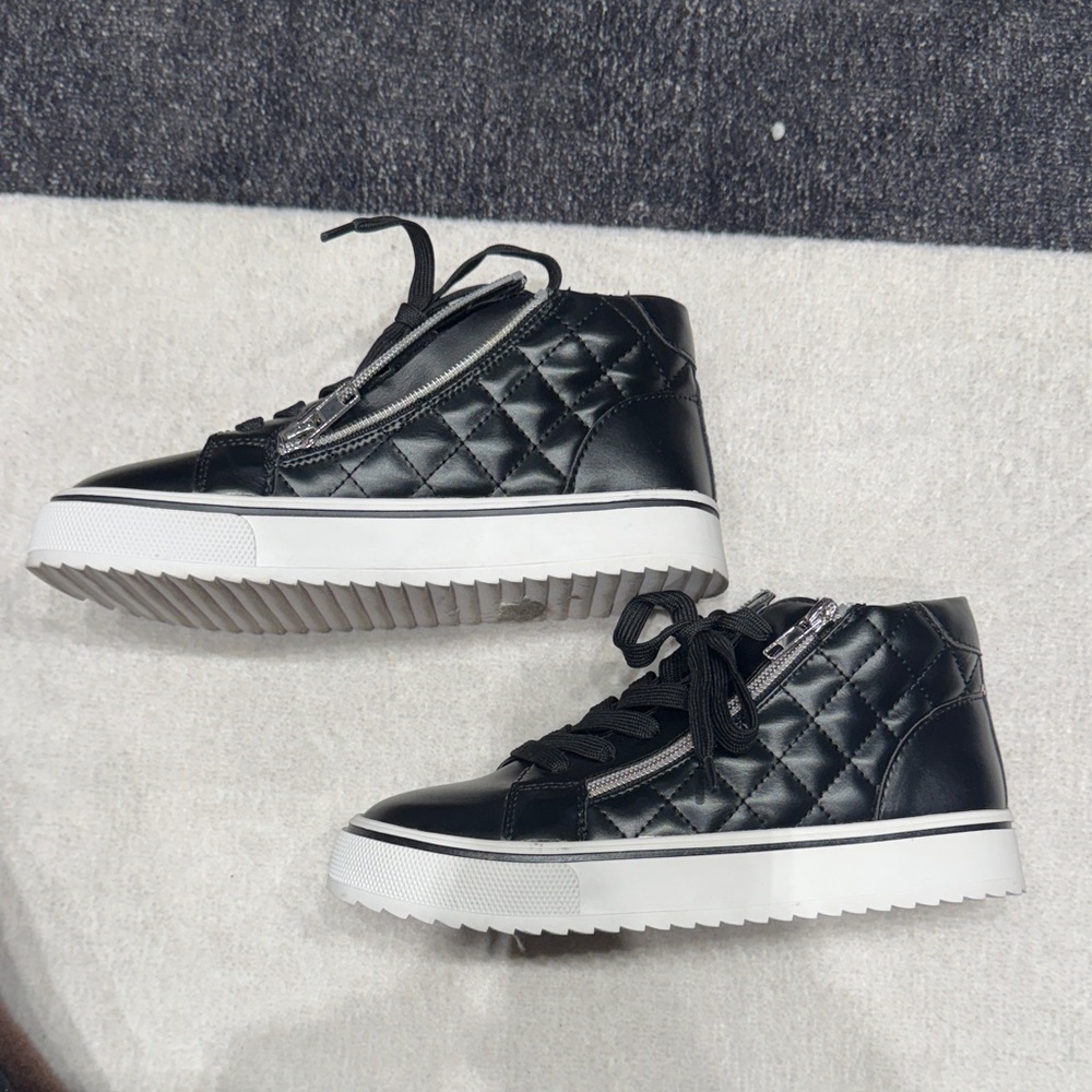 Elegant Black Quilted Sneakers